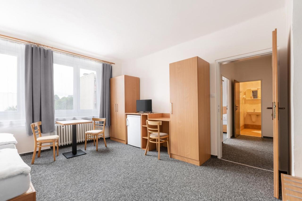פארדוביצה Hotel Trim מראה חיצוני תמונה