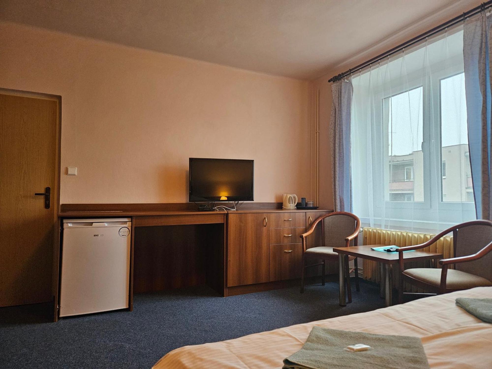 פארדוביצה Hotel Trim מראה חיצוני תמונה