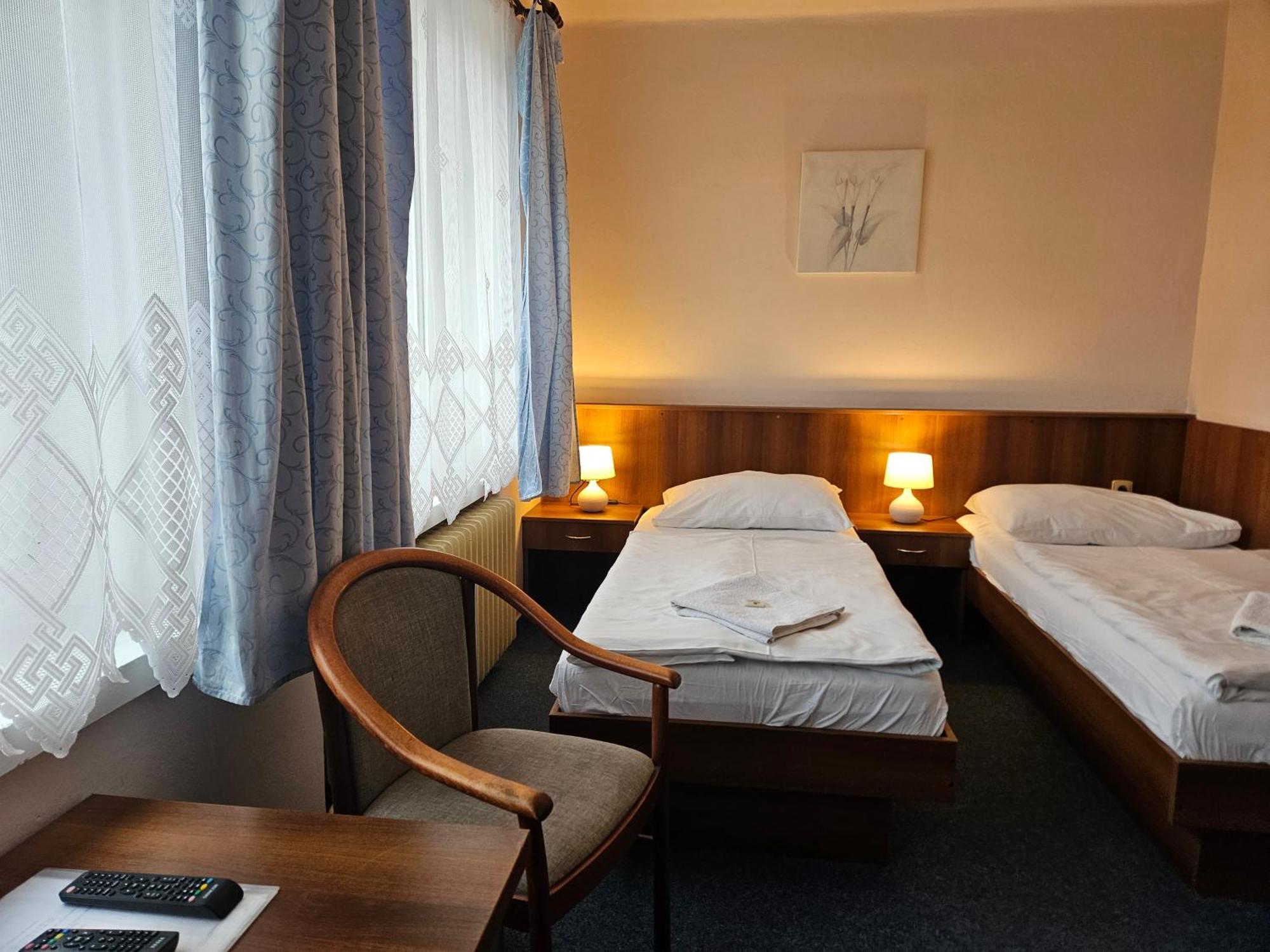פארדוביצה Hotel Trim מראה חיצוני תמונה