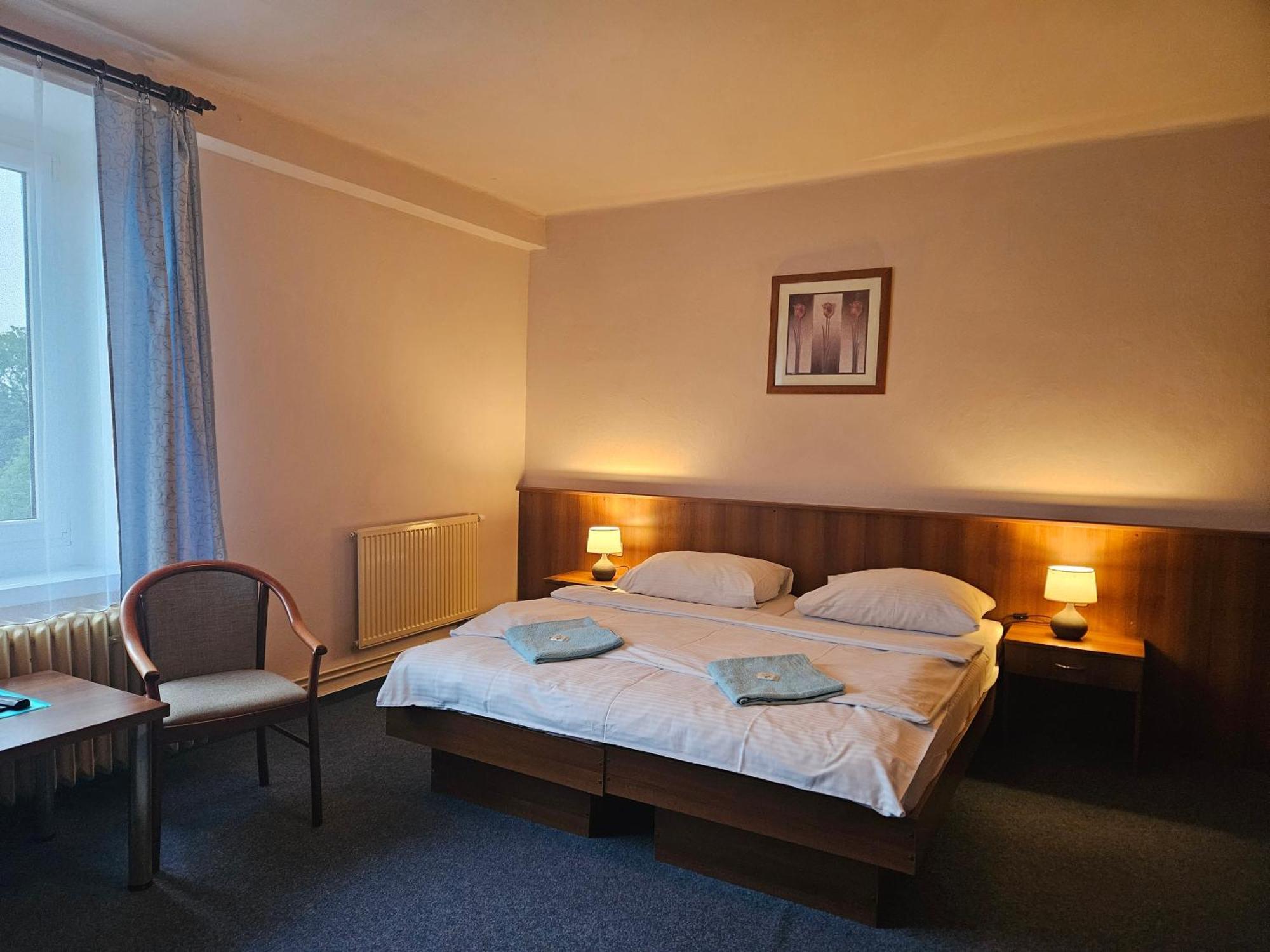 פארדוביצה Hotel Trim מראה חיצוני תמונה