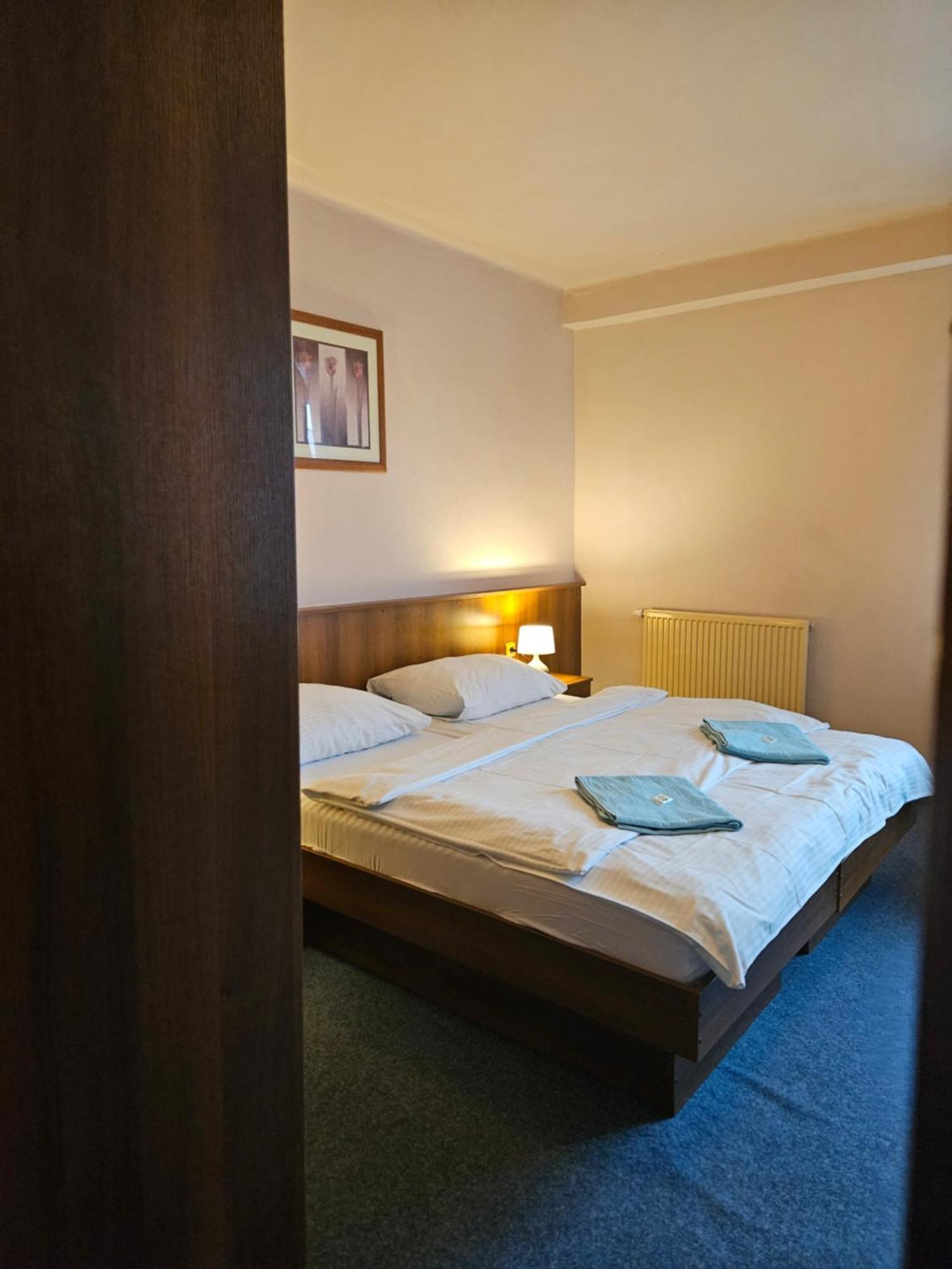 פארדוביצה Hotel Trim מראה חיצוני תמונה