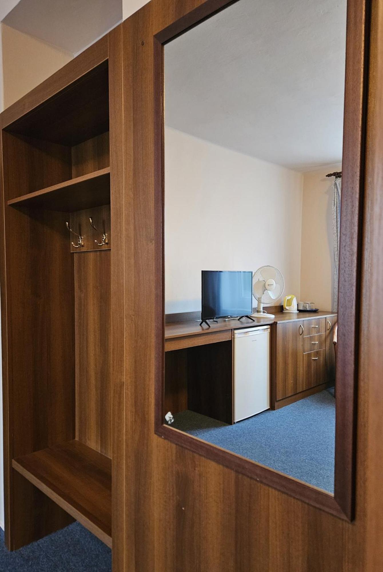פארדוביצה Hotel Trim מראה חיצוני תמונה
