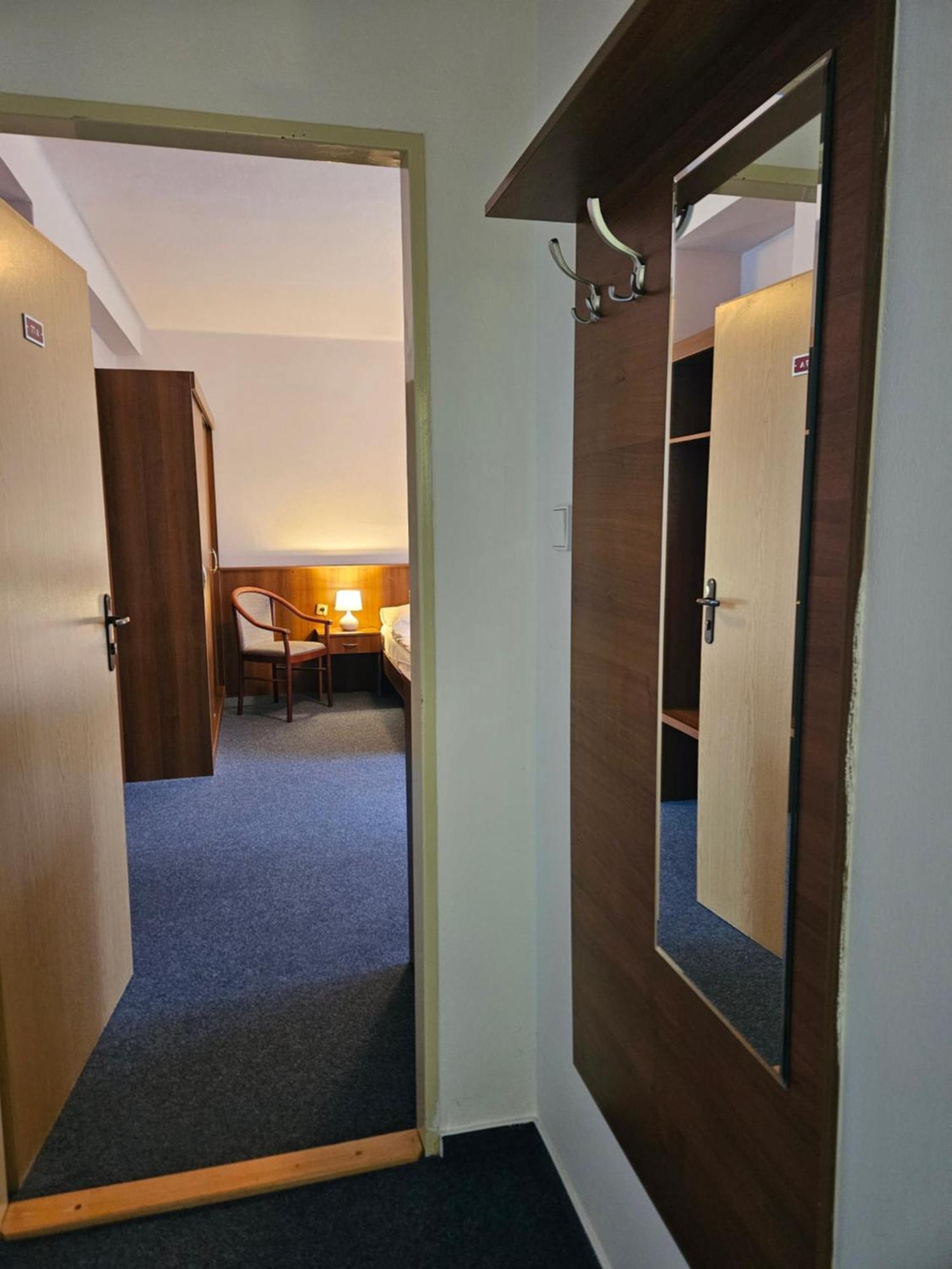 פארדוביצה Hotel Trim מראה חיצוני תמונה