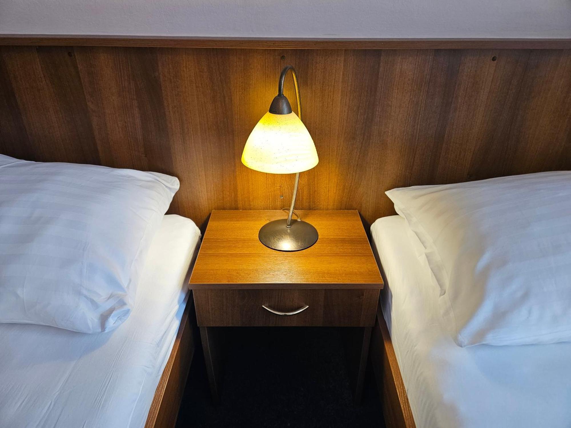 פארדוביצה Hotel Trim מראה חיצוני תמונה