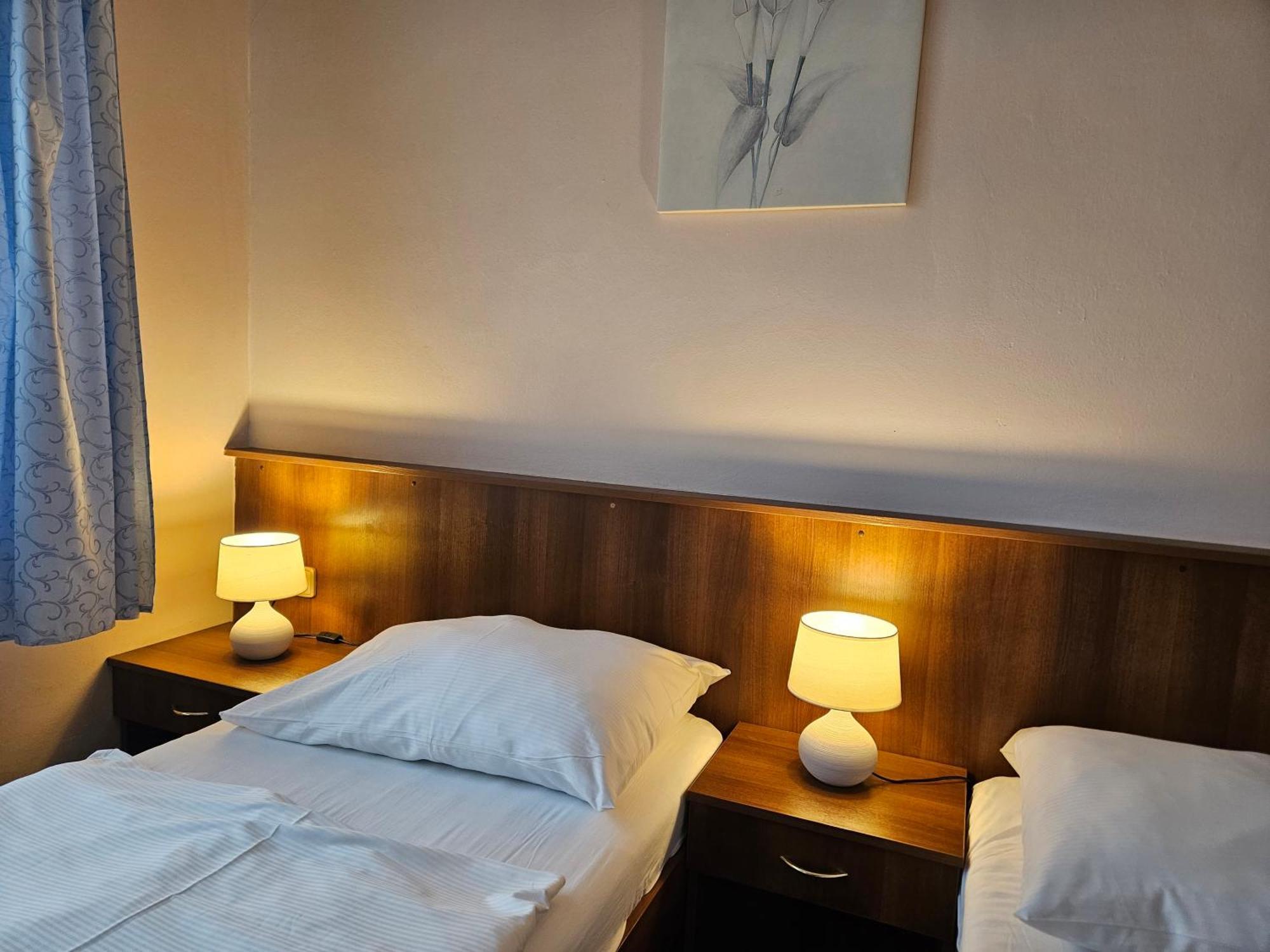 פארדוביצה Hotel Trim מראה חיצוני תמונה