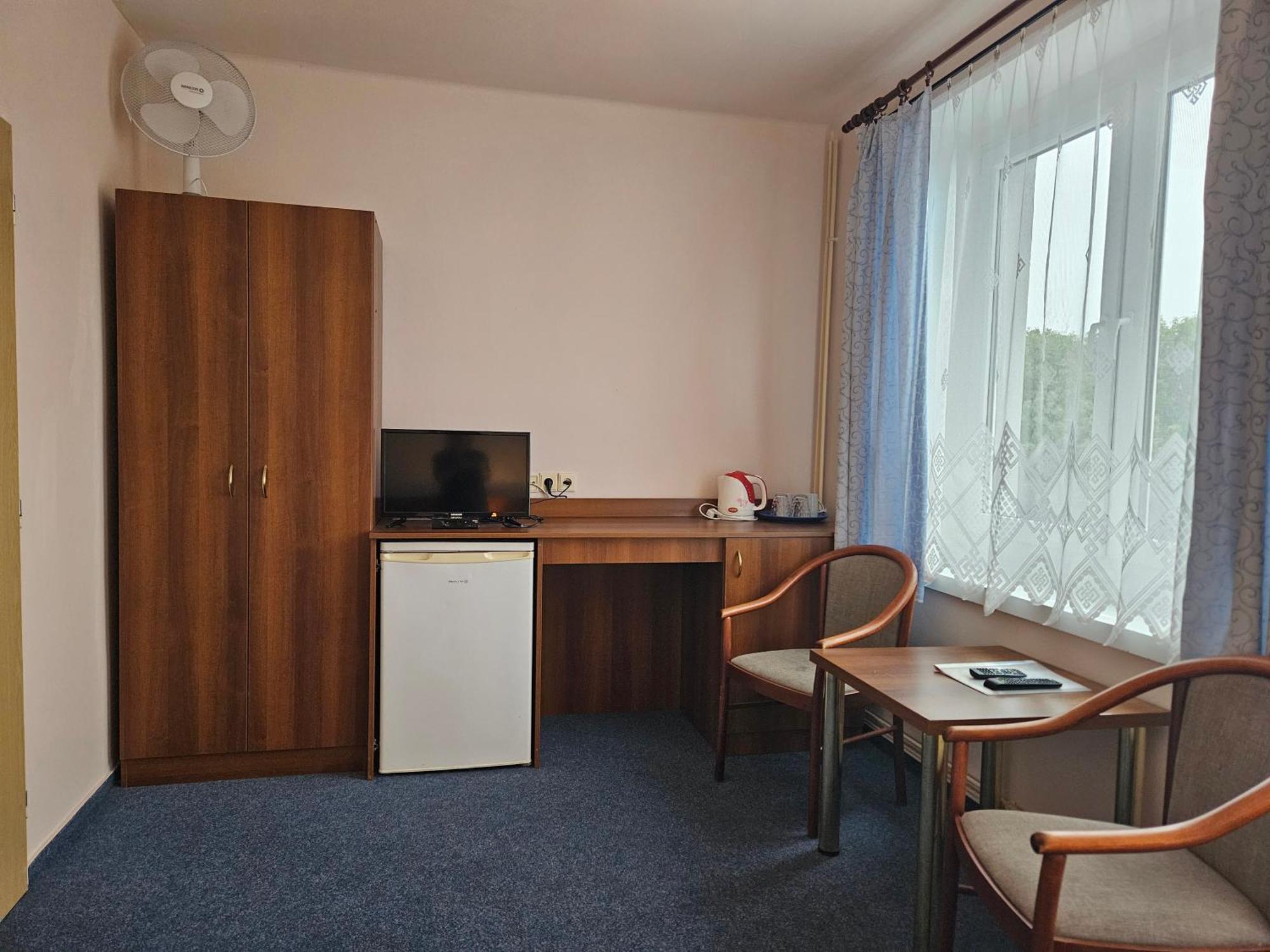פארדוביצה Hotel Trim מראה חיצוני תמונה