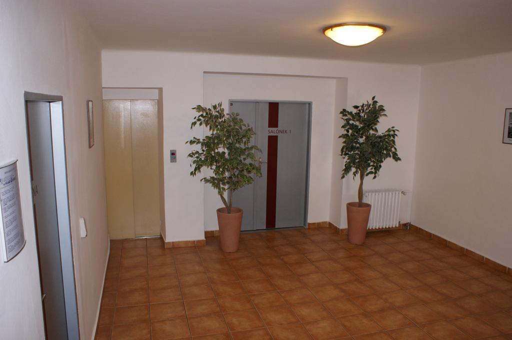 פארדוביצה Hotel Trim מראה חיצוני תמונה
