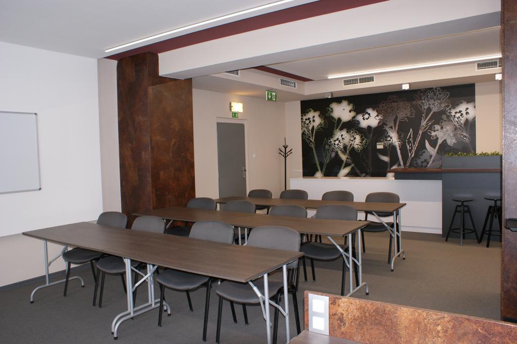 פארדוביצה Hotel Trim מראה חיצוני תמונה
