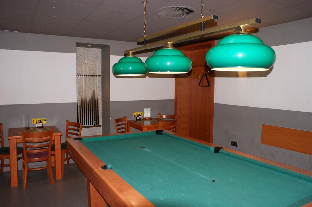 פארדוביצה Hotel Trim מראה חיצוני תמונה