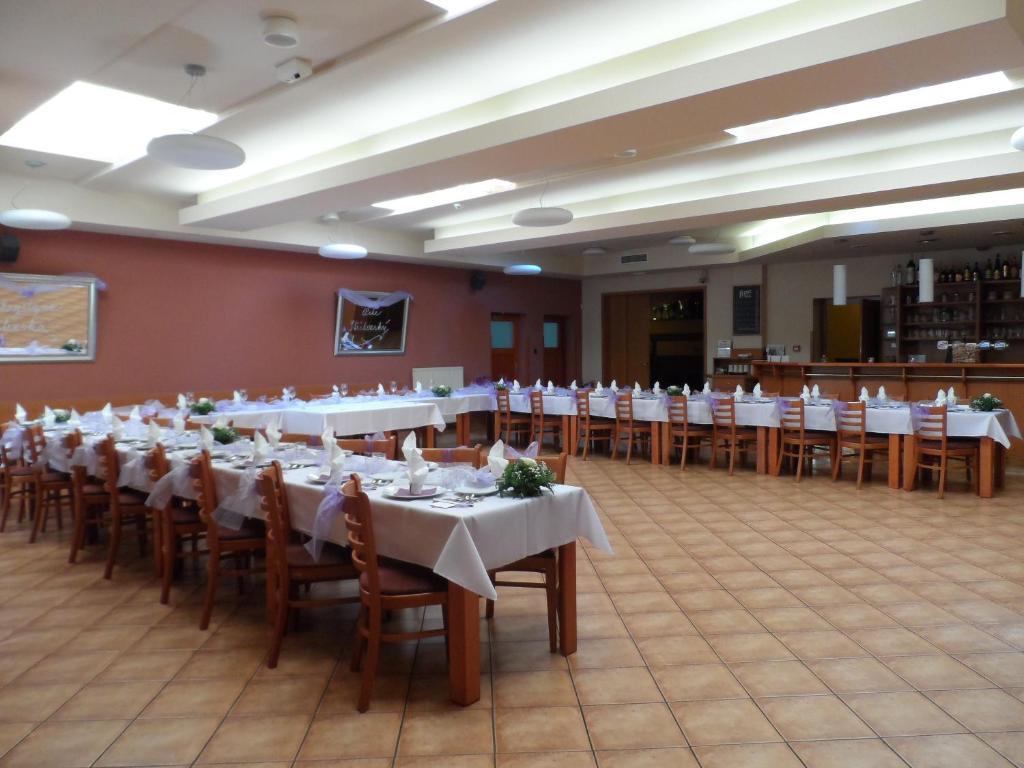 פארדוביצה Hotel Trim מראה חיצוני תמונה