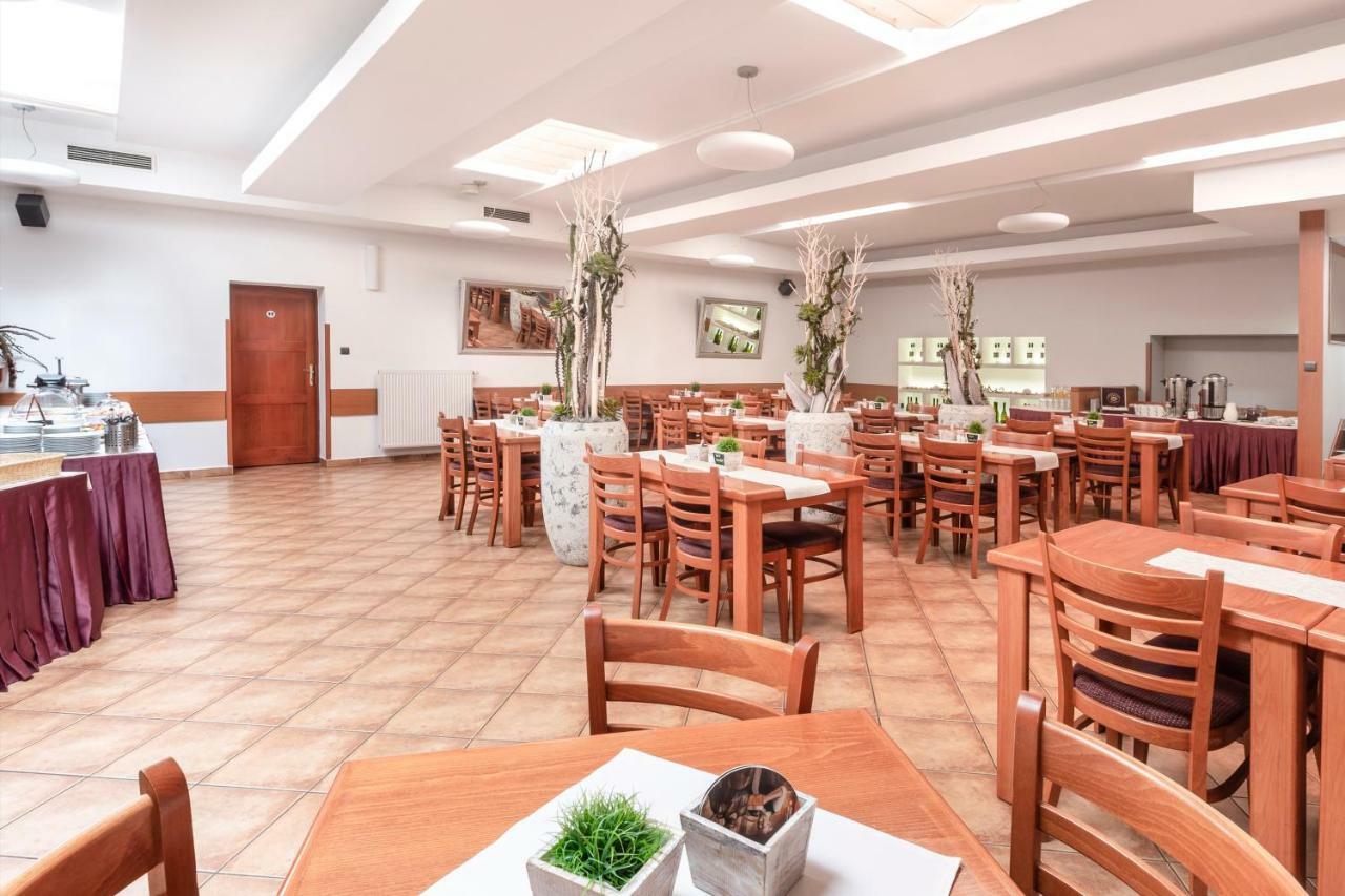 פארדוביצה Hotel Trim מראה חיצוני תמונה